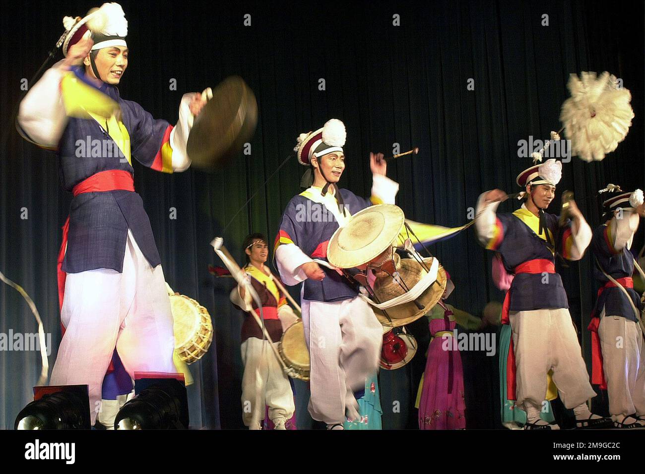 In occasione della celebrazione combinata del giorno dell'indipendenza dell'America e del 40th° anniversario del comando operativo dell'aeronautica della Repubblica di Corea, la Seoul Performing Arts Company si è esibita per la comunità di base dell'Osan Air, Repubblica della Corea del Sud. Lo spettacolo ha caratterizzato danze dei fan, danze tradizionali, strumenti a percussione, musical e molto altro. Sostenuta dal Ministero della Cultura e del Turismo, la Seoul Performing Arts Company ha svolto un ruolo attivo nel portare l'unicità della cultura e delle arti coreane al resto del mondo. Il gruppo è stato fondato nel 1986 e ha tenuto più di 800 spettacoli ad un audie Foto Stock