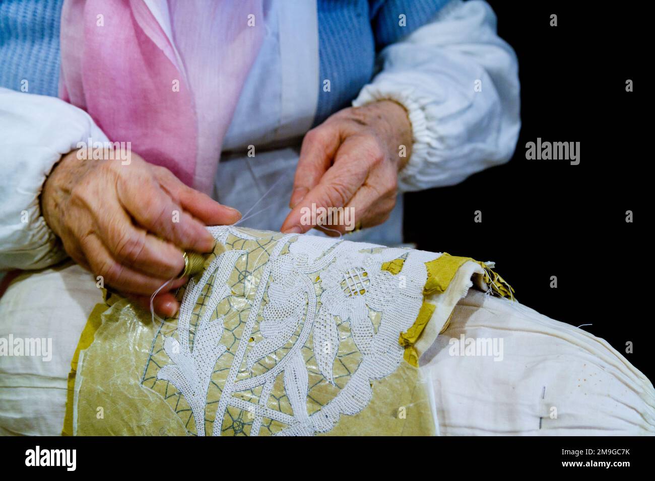 Primo piano delle mani di donna anziana, Burano, Venezia, Italia Foto Stock