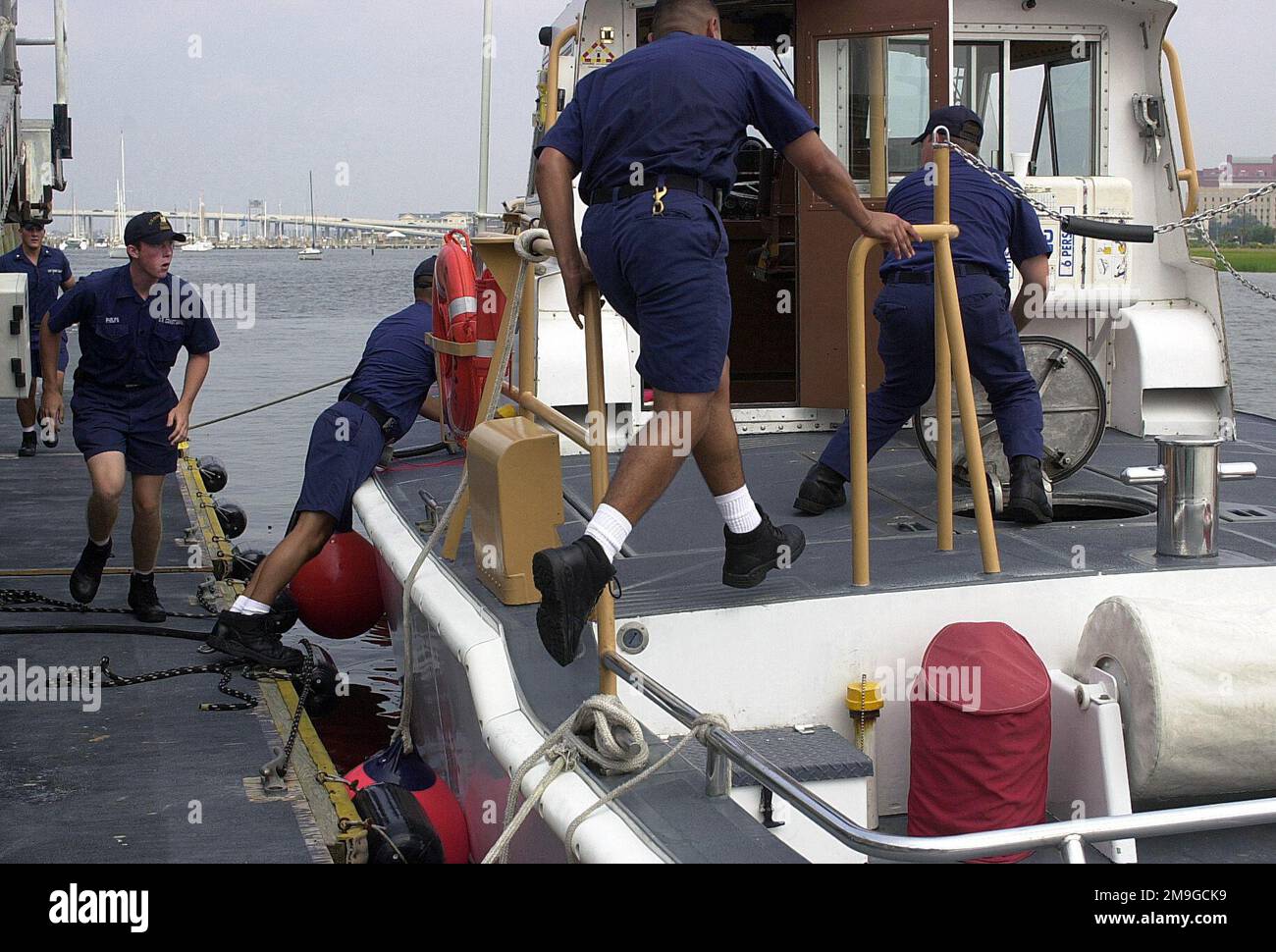 I membri della stazione della guardia costiera degli Stati Uniti di Charleston rispondono a un allarme. Dopo aver preparato la barca, l'equipaggio ha scoperto che si trattava di un test del sistema di allarme. La stazione di Charleston è reponibile per le forze dell'ordine e per la ricerca e il salvataggio nella zona di Charleston. Hanno un flatboat di 18 piedi così come un safeboat di 27 piedi che usano per pattuglie e salvataggi. Ci sono tre equipaggi che lavorano 24 ore turni ciascuno per garantire la sicurezza dei molti navigatori di Charleston. Base: Base navale, Charleston Stato: South Carolina (SC) Paese: Stati Uniti d'America (USA) Foto Stock