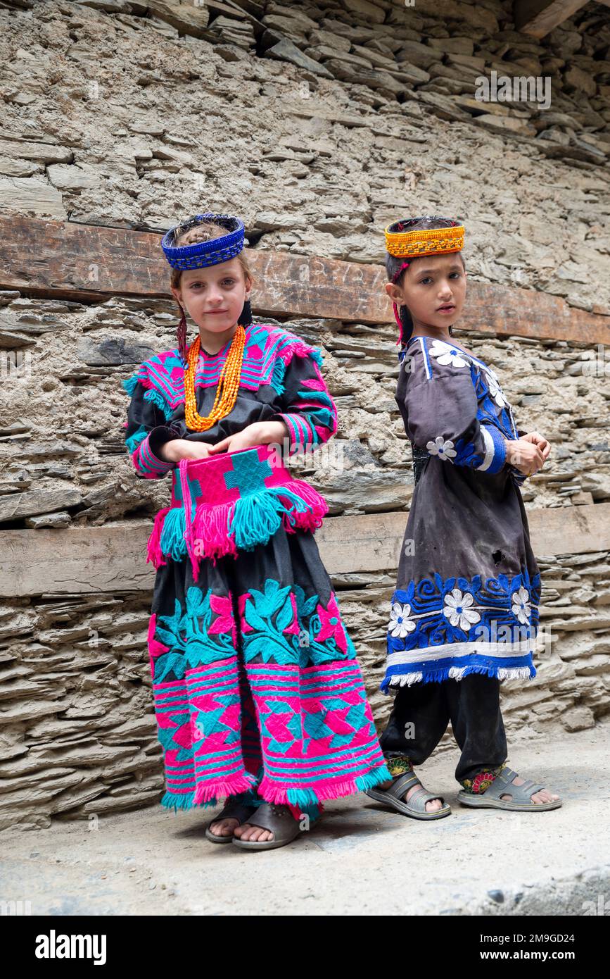 Due ragazze che indossano un abbigliamento tradizionale per la strada di un villaggio Kalash, Bumburet Valley, Pakistan Foto Stock