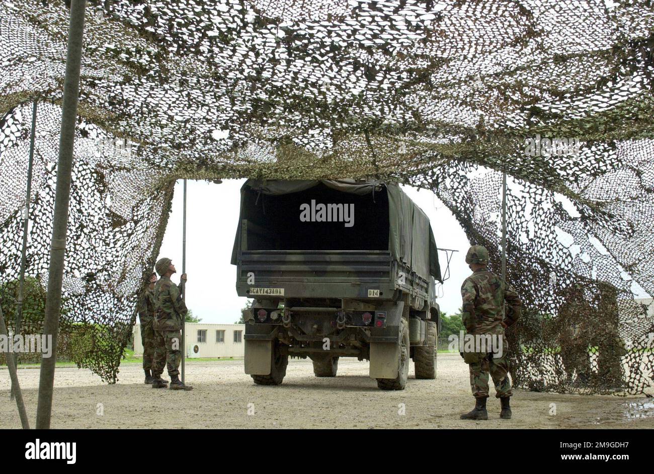 Un camion da carico M-1078, il battaglione Delta Battery 1st della 43rd Air Defence Artillery, è supportato nel garage mobile sotto la rete cami durante l'esercizio Initial Response Readiness Exercise/Combat Employment Readiness (IRRE/CERE) presso la base aerea Osan, Repubblica di Corea. L'esercizio trimestrale verifica la capacità della 51st Fighter Wing di rispondere alle situazioni di combattimento. Soggetto operativo/Serie: IRRE/CERE base: Osan Air base Paese: Repubblica di Corea (KOR) scena comando maggiore mostrato: PACAF Foto Stock