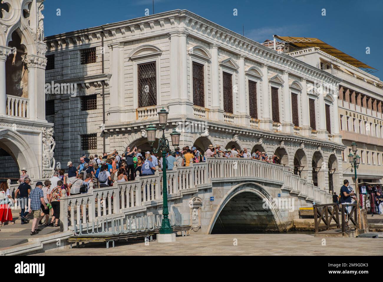 Una folla di turisti che attraversano il Ponte della paglia sulla Riva degli Schiavoni, Venezia, Italia Foto Stock