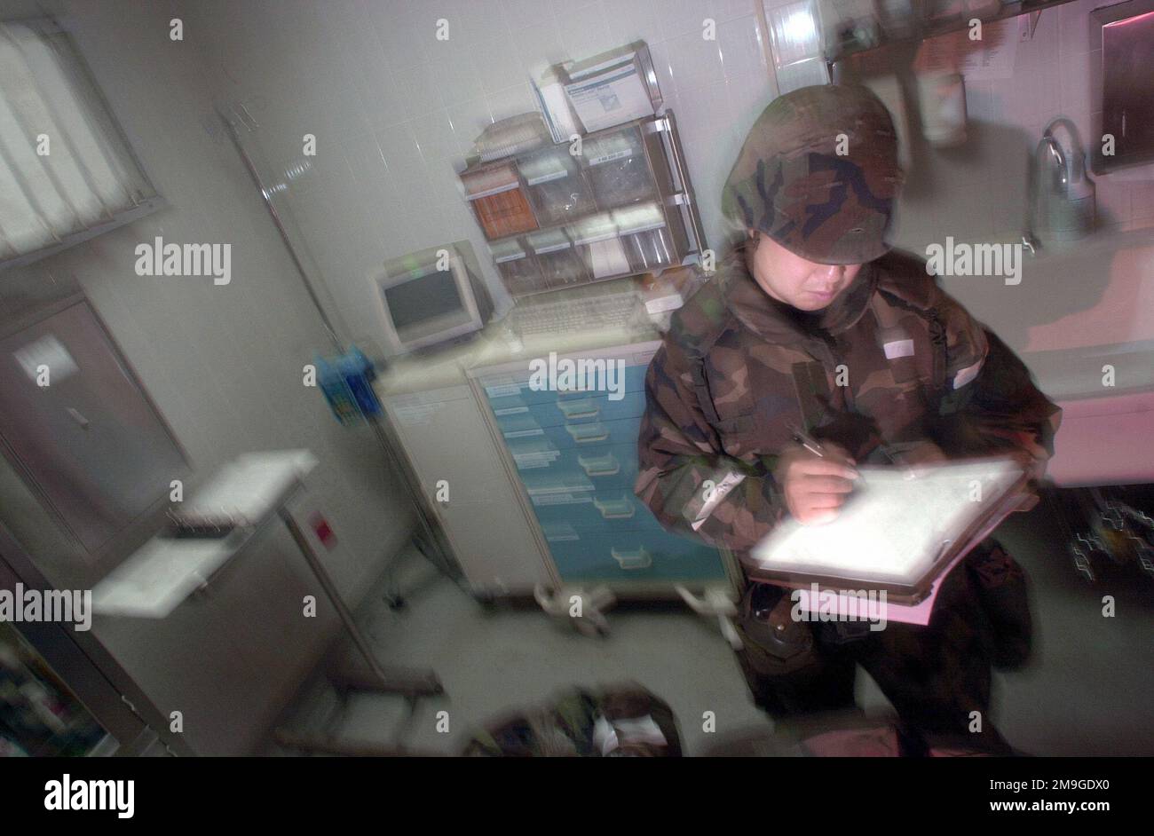 25 luglio 2001 - il Dottor Major John Choe, 51st Medical Group, Osan AB, Repubblica di Corea documenta i record dei pazienti durante l'esercizio BEVERLY MIDNIGHT. L'esercizio è stato progettato per testare la capacità delle persone di svolgere le proprie attività in tempo di guerra, la difesa da terra della base aerea e la capacità di recuperare dopo gli attacchi. Subject Operation/Series: BEVERLY MIDNIGHT base: Osan Air base Paese: Repubblica di Corea (KOR) Scene Major Command mostrato: PACAF Foto Stock