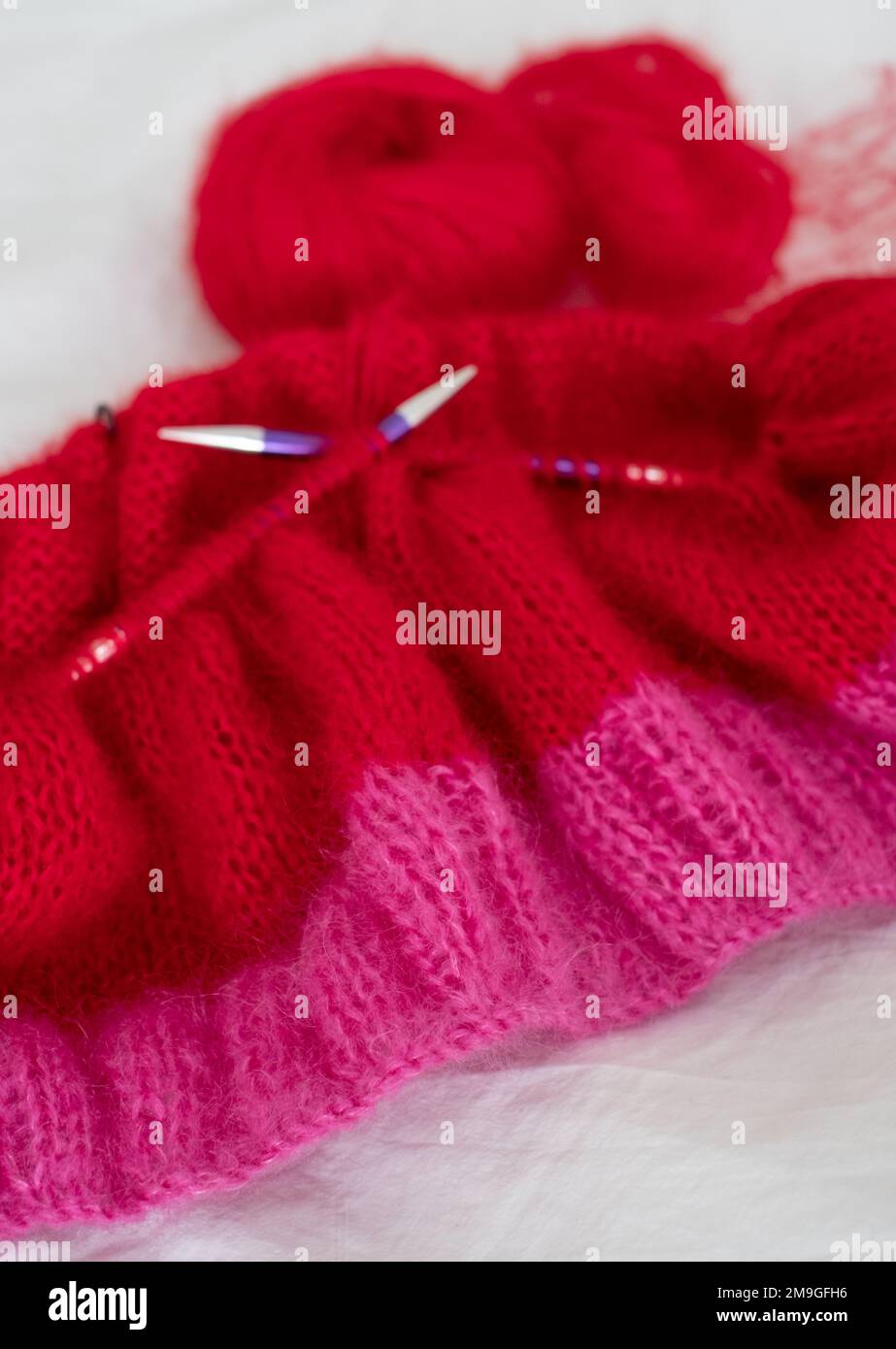 Maglione lavorato a mano con cuciture, compreso il punto di calza e la  costina, lavorato a maglia su aghi circolari Foto stock - Alamy