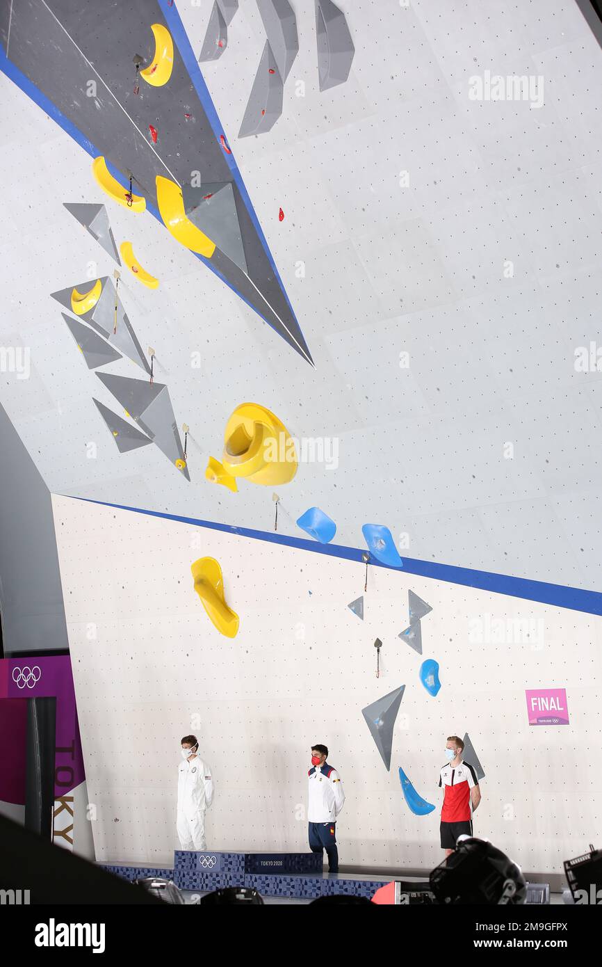 5 AGOSTO 2021 - TOKYO, GIAPPONE: (L-R) Nathaniel COLEMAN, Alberto GINES LOPEZ e Jakob SCHUBERT durante la cerimonia di vittoria dello Sport Climbing Men's Co Foto Stock