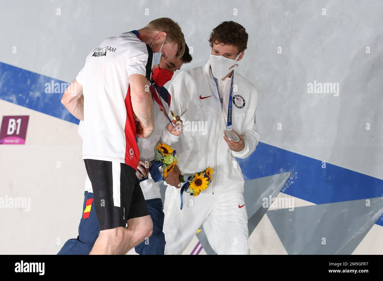 5 AGOSTO 2021 - TOKYO, GIAPPONE: (L-R) Nathaniel COLEMAN, Alberto GINES LOPEZ e Jakob SCHUBERT durante la cerimonia di vittoria dello Sport Climbing Men's Co Foto Stock