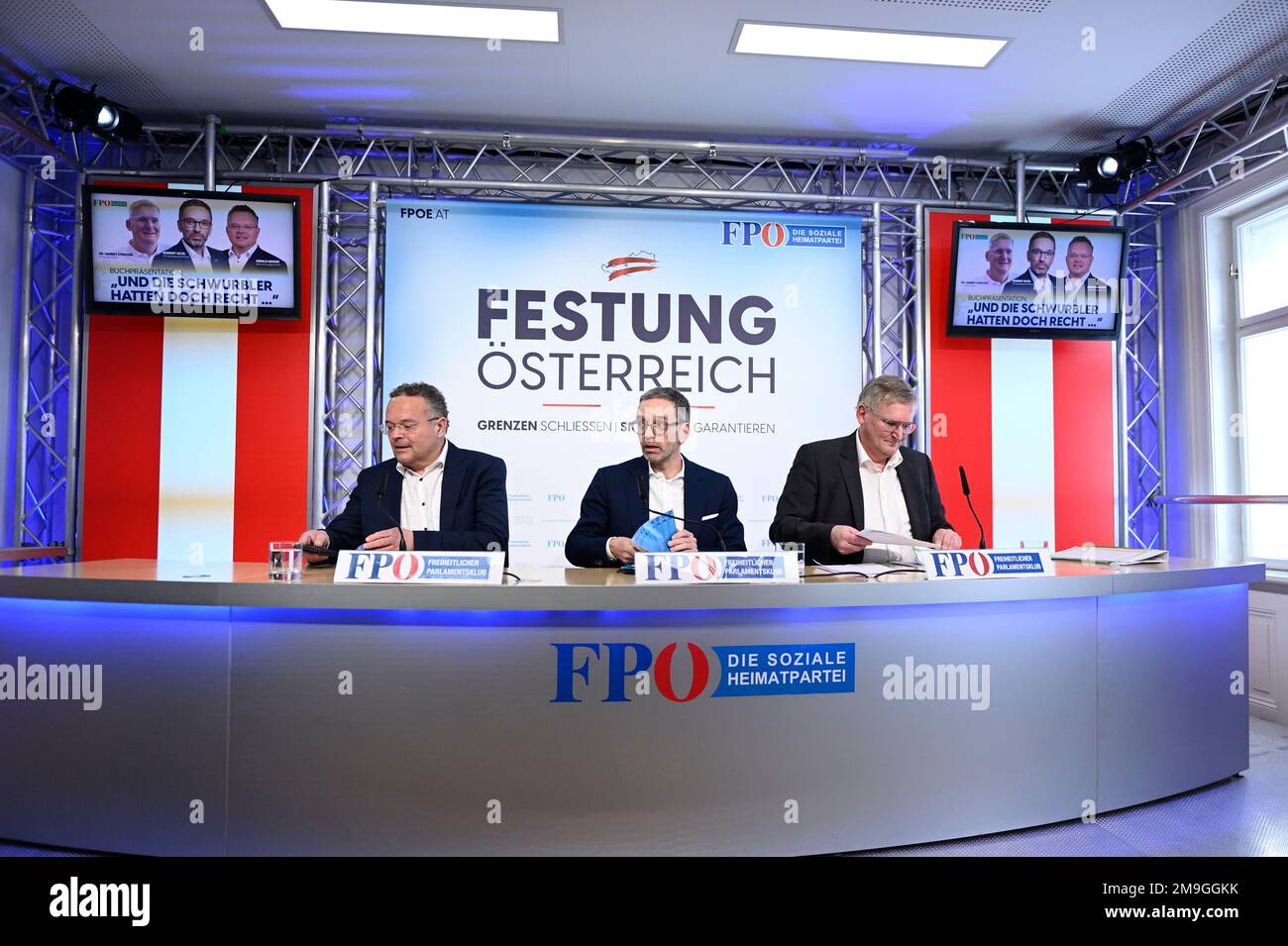 Vienna, Austria. 18th Jan, 2023. Presentazione del libro (Corona Fact Check) presso il centro FPÖ con (da L a R) FPÖ membro del Consiglio Nazionale Gerald Hauser, il presidente del partito federale FPÖ Herbert Kickl e Univ.-DOZ. dr Hannes Strasser Foto Stock