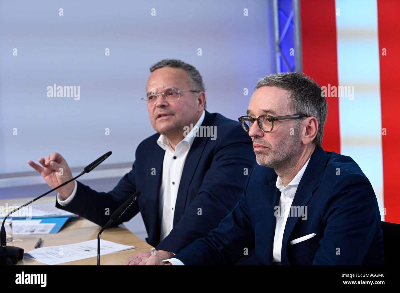 Vienna, Austria. 18th Jan, 2023. Presentazione del libro (Corona Fact Check) presso il centro stampa FPÖ con (da L a R) FPÖ membro del Consiglio Nazionale Gerald Hauser e il presidente del partito federale FPÖ Herbert Kickl Foto Stock