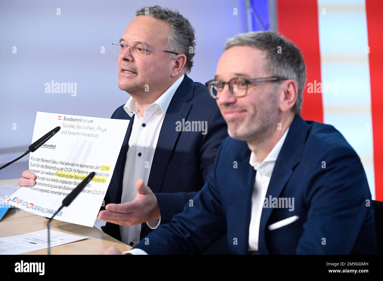 Vienna, Austria. 18th Jan, 2023. Presentazione del libro (Corona Fact Check) presso il centro stampa FPÖ con (da L a R) FPÖ membro del Consiglio Nazionale Gerald Hauser e il presidente del partito federale FPÖ Herbert Kickl Foto Stock