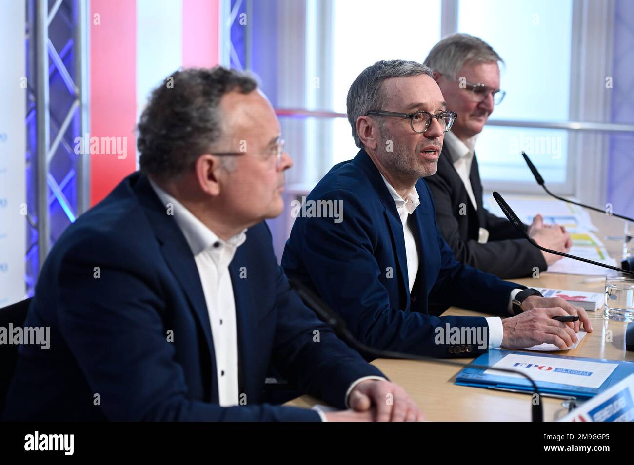 Vienna, Austria. 18th Jan, 2023. Presentazione del libro (Corona Fact Check) presso il centro FPÖ con (da L a R) FPÖ membro del Consiglio Nazionale Gerald Hauser, il presidente del partito federale FPÖ Herbert Kickl e Univ.-DOZ. dr Hannes Strasser Foto Stock