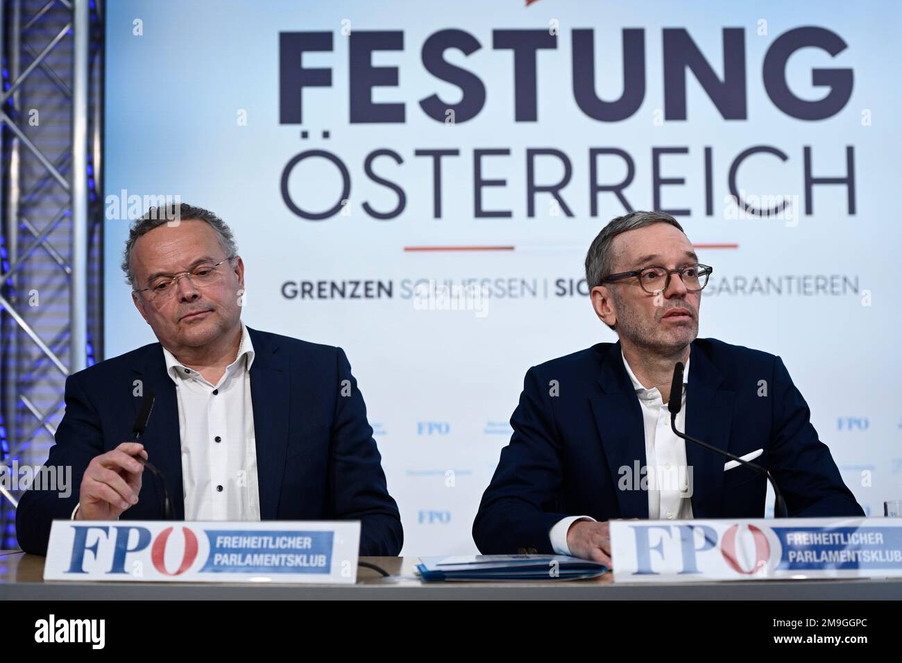 Vienna, Austria. 18th Jan, 2023. Presentazione del libro (Corona Fact Check) presso il centro stampa FPÖ con (da L a R) FPÖ membro del Consiglio Nazionale Gerald Hauser e il presidente del partito federale FPÖ Herbert Kickl Foto Stock