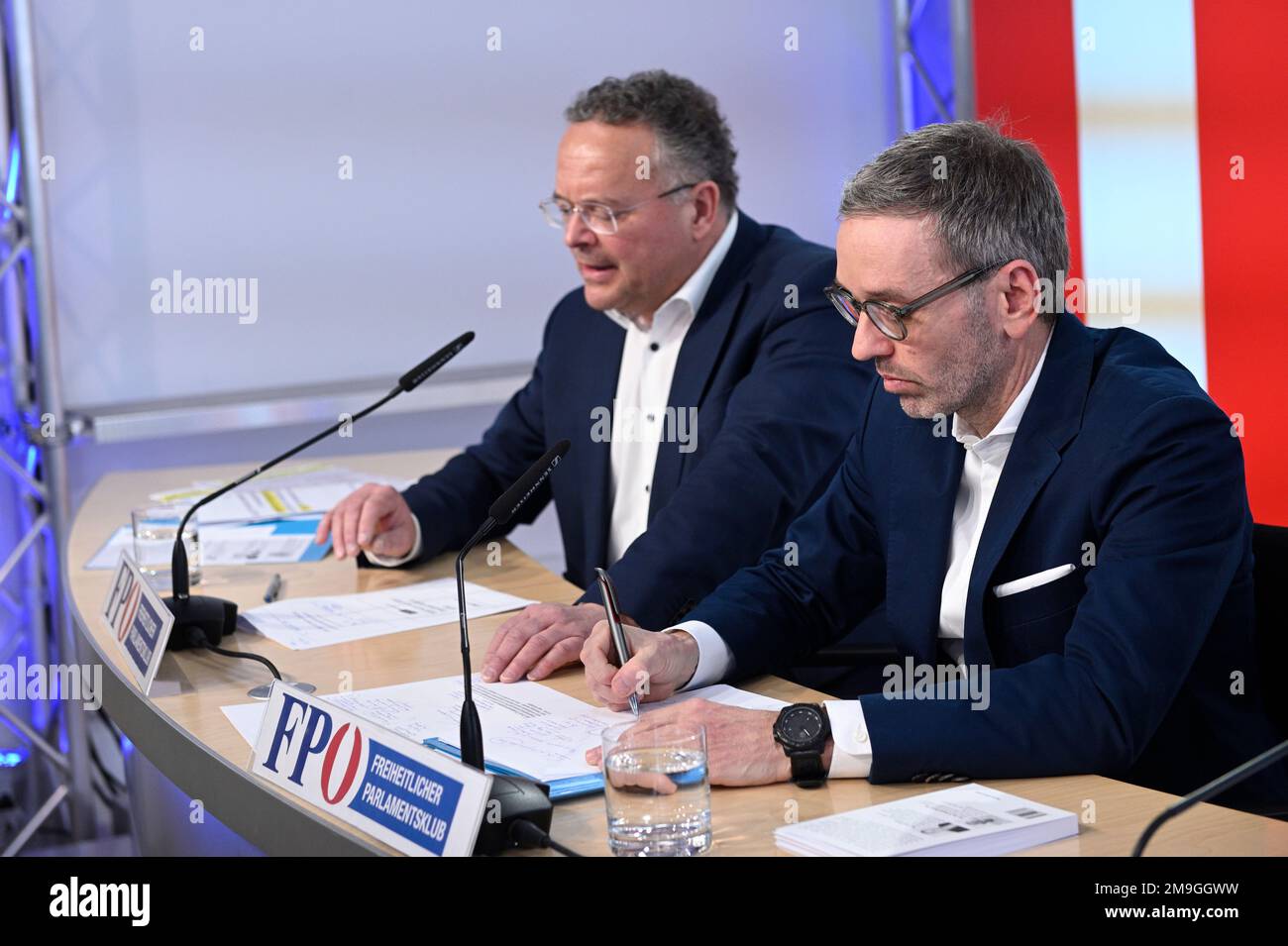 Vienna, Austria. 18th Jan, 2023. Presentazione del libro (Corona Fact Check) presso il centro stampa FPÖ con (da L a R) FPÖ membro del Consiglio Nazionale Gerald Hauser e il presidente del partito federale FPÖ Herbert Kickl Foto Stock