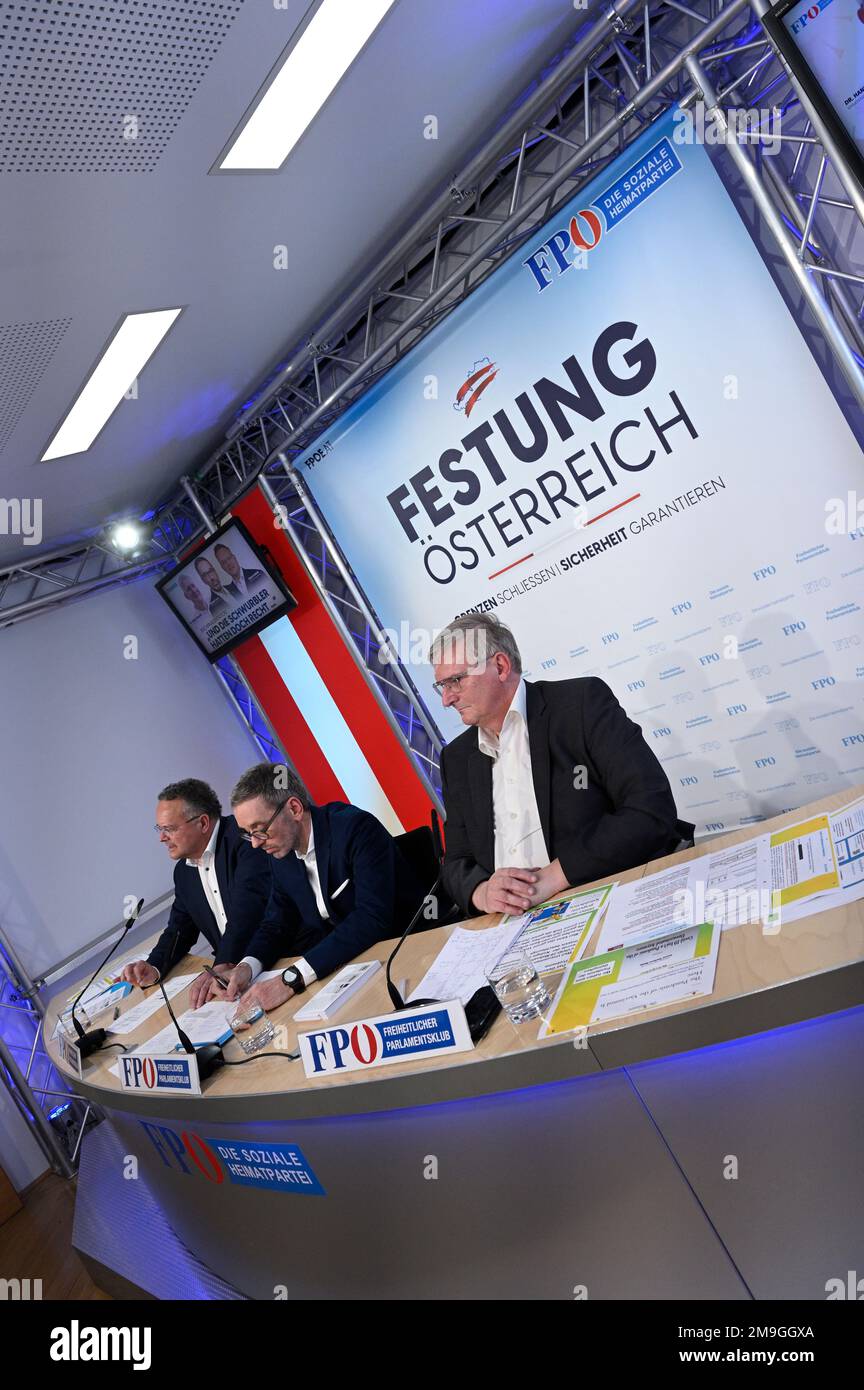 Vienna, Austria. 18th Jan, 2023. Presentazione del libro (Corona Fact Check) presso il centro FPÖ con (da L a R) FPÖ membro del Consiglio Nazionale Gerald Hauser, il presidente del partito federale FPÖ Herbert Kickl e Univ.-DOZ. dr Hannes Strasser Foto Stock