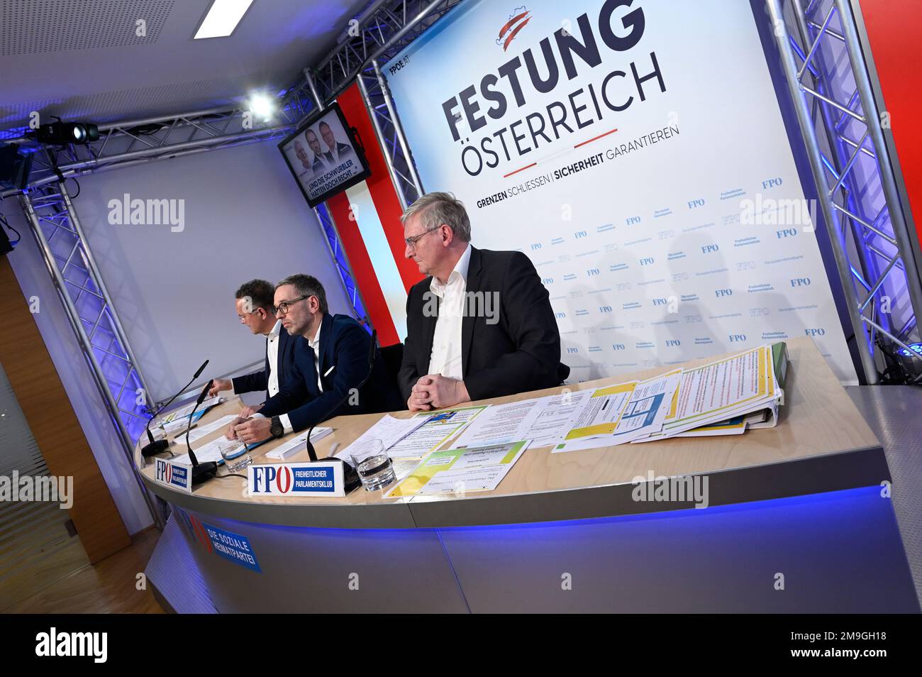 Vienna, Austria. 18th Jan, 2023. Presentazione del libro (Corona Fact Check) presso il centro FPÖ con (da L a R) FPÖ membro del Consiglio Nazionale Gerald Hauser, il presidente del partito federale FPÖ Herbert Kickl e Univ.-DOZ. dr Hannes Strasser Foto Stock