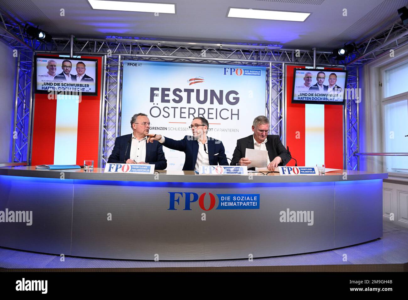 Vienna, Austria. 18th Jan, 2023. Presentazione del libro (Corona Fact Check) presso il centro FPÖ con (da L a R) FPÖ membro del Consiglio Nazionale Gerald Hauser, il presidente del partito federale FPÖ Herbert Kickl e Univ.-DOZ. dr Hannes Strasser Foto Stock