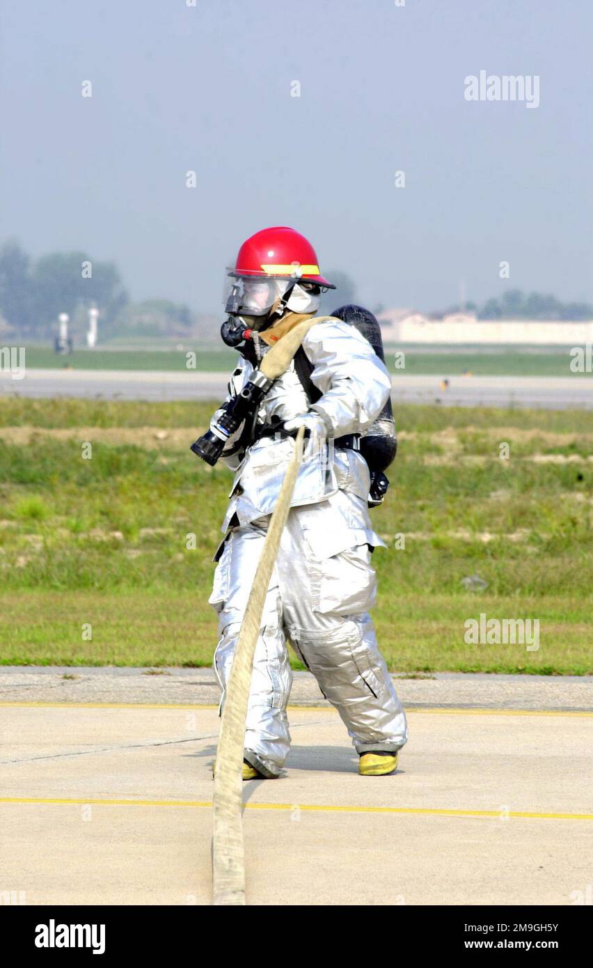 Preparandosi allo scenario peggiore, i vigili del fuoco Squadron, ingegnere civile Osan 51st, rispondono alla chiamata in occasione di un IMPORTANTE ESERCIZIO DI RISPOSTA AGLI INCIDENTI (MARE) prima dell'Air Power Day e dell'arrivo dell'Air Force Thunderbirds alla base aerea di Osan, Repubblica di Corea. Le esercitazioni MARE sono tenute trimestralmente e tengono il personale di base pronto a rispondere a emergenze quali incidenti aerei, incidenti con munizioni e fuoriuscite di carburante. Questo particolare esercizio coincide con il prossimo Air Show, a cui potrebbero partecipare 50.000 persone. Oggetto operativo/Serie: ESERCIZIO DI RISPOSTA AGLI INCIDENTI RILEVANTI (MARE) base: Osan Air base Council Foto Stock