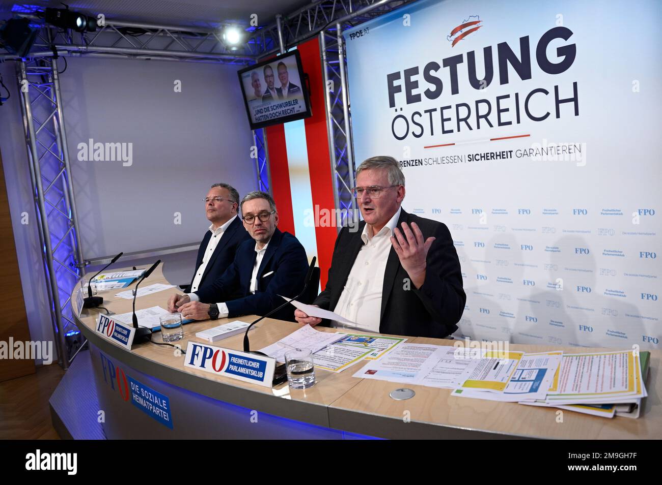 Vienna, Austria. 18th Jan, 2023. Presentazione del libro (Corona Fact Check) presso il centro FPÖ con (da L a R) FPÖ membro del Consiglio Nazionale Gerald Hauser, il presidente del partito federale FPÖ Herbert Kickl e Univ.-DOZ. dr Hannes Strasser Foto Stock