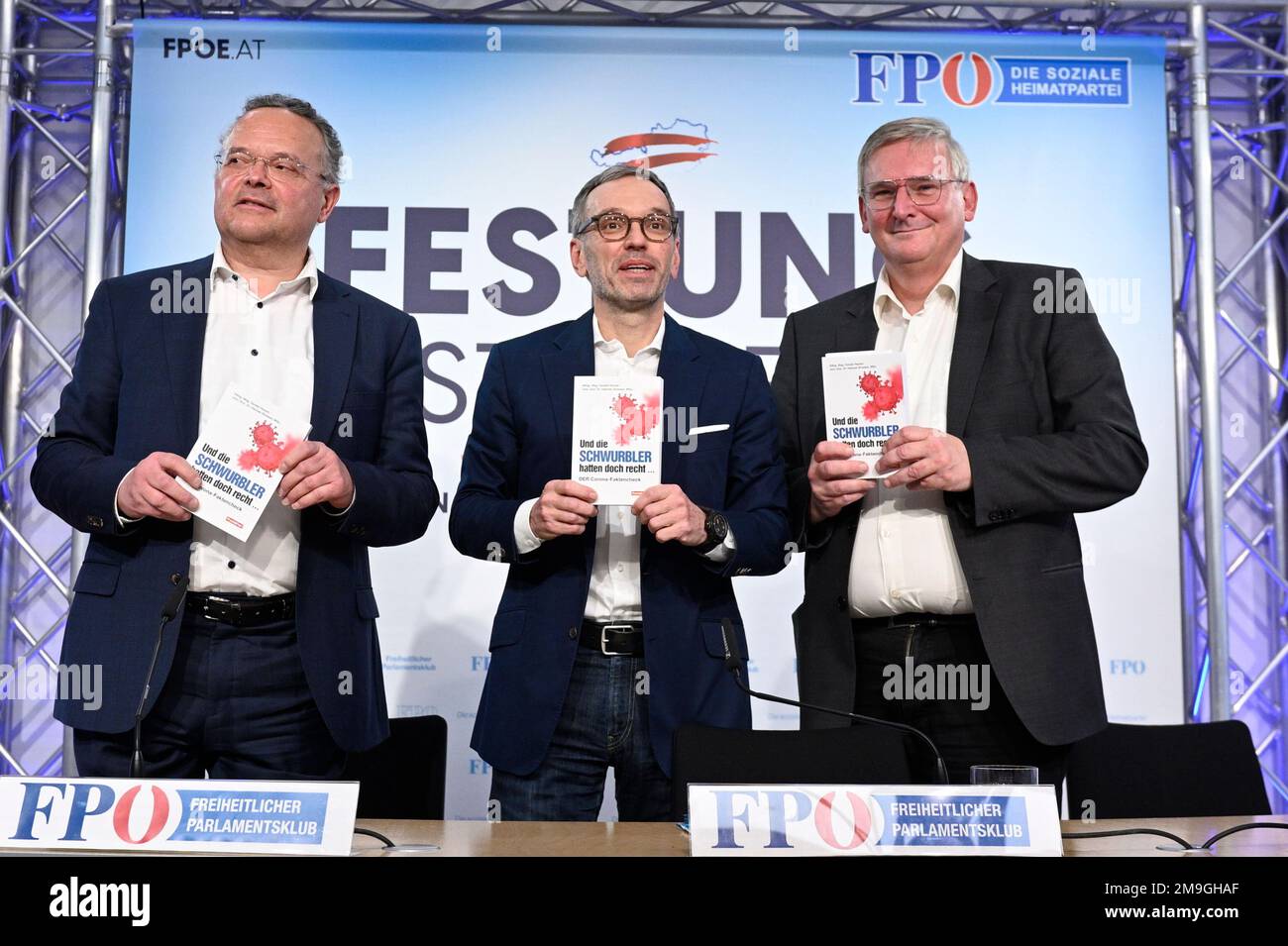 Vienna, Austria. 18th Jan, 2023. Presentazione del libro (Corona Fact Check) presso il centro FPÖ con (da L a R) FPÖ membro del Consiglio Nazionale Gerald Hauser, il presidente del partito federale FPÖ Herbert Kickl e Univ.-DOZ. dr Hannes Strasser Foto Stock