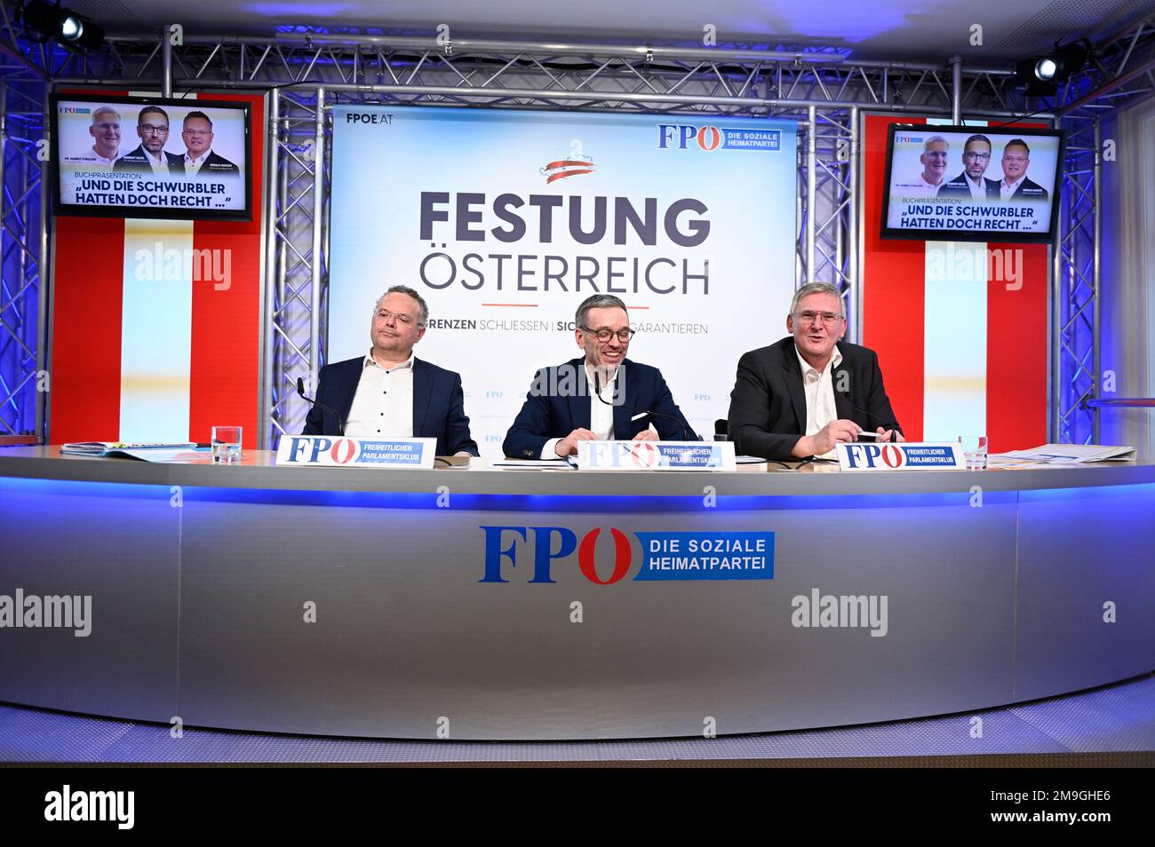 Vienna, Austria. 18th Jan, 2023. Presentazione del libro (Corona Fact Check) presso il centro FPÖ con (da L a R) FPÖ membro del Consiglio Nazionale Gerald Hauser, il presidente del partito federale FPÖ Herbert Kickl e Univ.-DOZ. dr Hannes Strasser Foto Stock