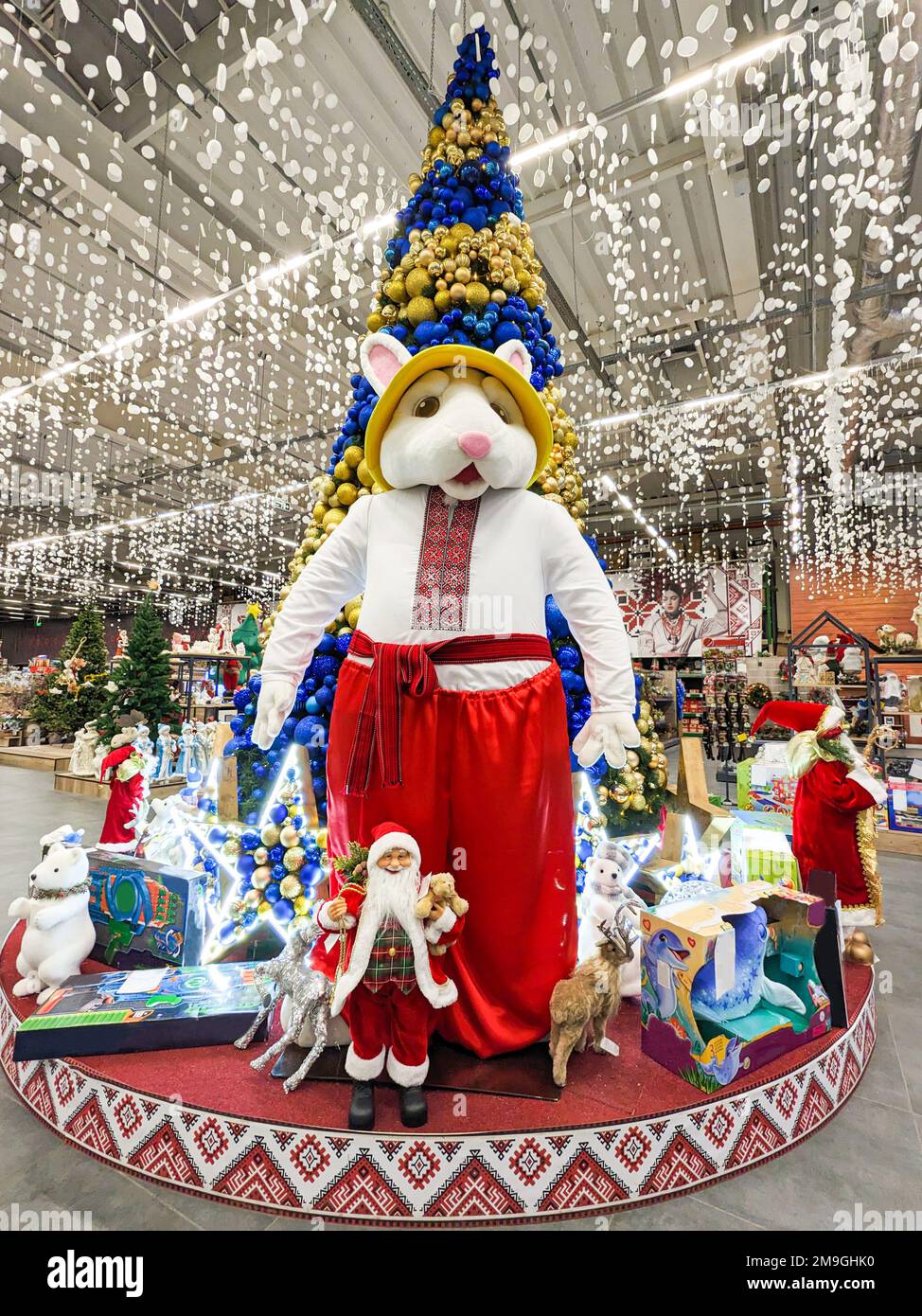 Il simbolo di 2023 è una grande lepre vicino all'albero di Natale nel supermercato. Dnipro, Ucraina, 6 gennaio 2023 Foto Stock