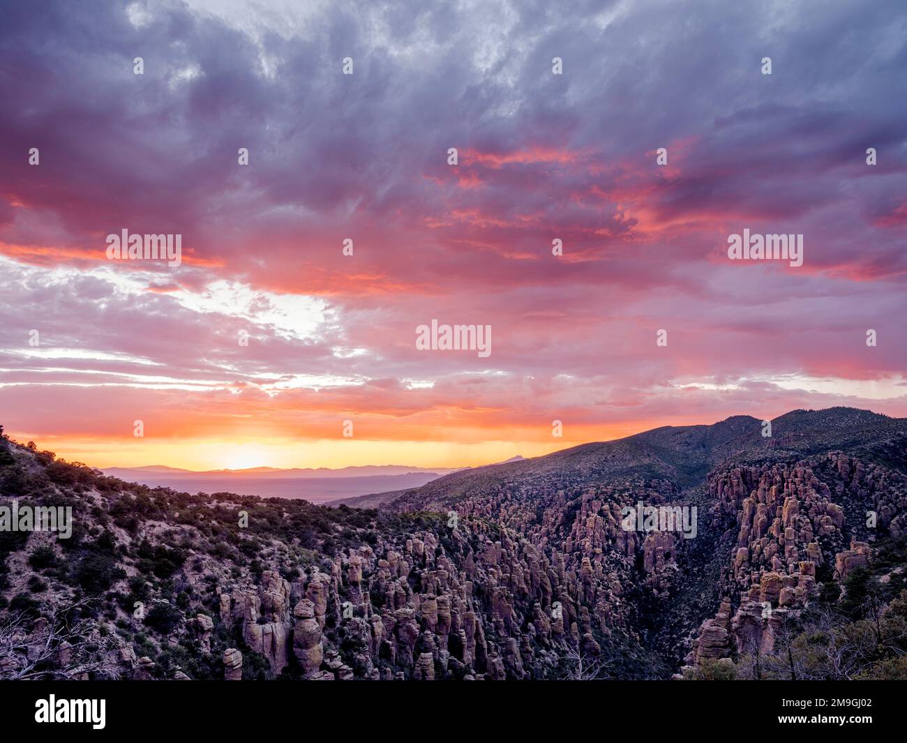 Paesaggio con montagne al tramonto, Sugarloaf Mountain, Chiricahua National Monument, Arizona, USA Foto Stock