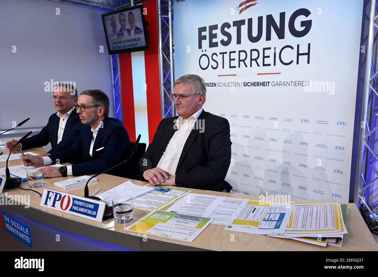 Vienna, Austria. 18th Jan, 2023. Presentazione del libro (Corona Fact Check) presso il centro FPÖ con (da L a R) FPÖ membro del Consiglio Nazionale Gerald Hauser, il presidente del partito federale FPÖ Herbert Kickl e Univ.-DOZ. dr Hannes Strasser Foto Stock