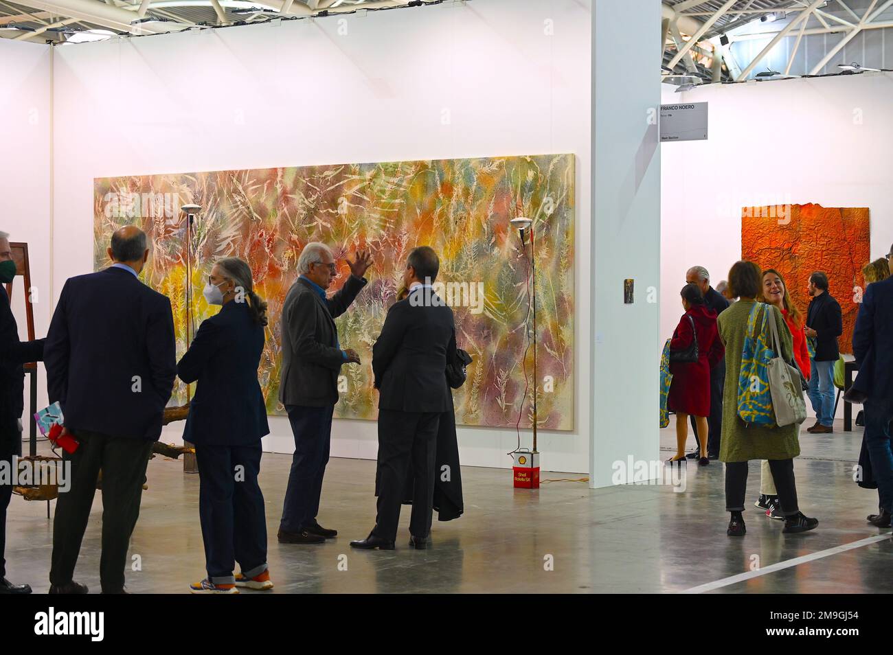 Una folla di visitatori che guardano opere d'arte moderne all'Artissima vernissage di Torino Foto Stock