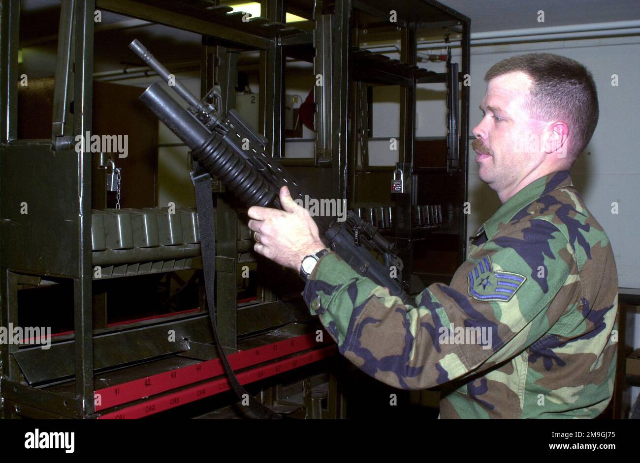 Security Forces Combat Arms Instructor, Technical Sergeant Dennis Kussrow, USAF, 86th Security Forces Squadron ispeziona un fucile Colt 5,56 mm M16A2 con un lanciagranate da M203 40 mm attaccato, durante un inventario di armi, nel caso vi sia la necessità di difendere la base. Con gli attacchi terroristici contro le Torri Gemelle dei World Trade Centers a New York e al Pentagono, quando i dirottatori volarono deliberatamente aerei di linea civile negli edifici, la mattina del 11 settembre 2001, la base aerea di Ramstein, la Germania si trasferì nel Delta del Threatcon. Base: Ramstein Air base Stato: Rheinland-Pfalz Paese: Deutschland / GE Foto Stock