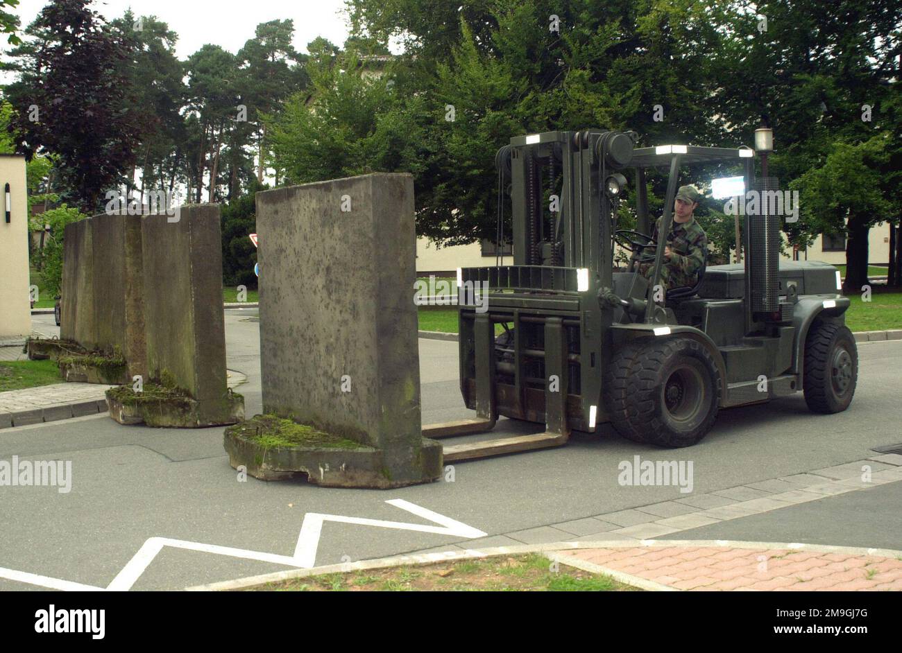 I membri del gruppo trasporti 86th utilizzano un carrello elevatore a forche Hyster per apporre barriere intorno all'edificio della sede centrale dell'Ala dell'ascensore aereo 86th in risposta alle condizioni del delta di Threatcon sulla base aerea di Ramstein, Germania. La base è attualmente in funzione in uno stato di vigilanza più forte in risposta agli attacchi terroristici contro le Twin Towers dei World Trade Centers a New York e al Pentagono, quando i dirottatori volavano deliberatamente aerei di linea civili negli edifici, la mattina del 11 settembre 2001. Base: Ramstein Air base Stato: Rheinland-Pfalz Paese: Deutschland / Germania (DEU) scena comando principale mostrato: USAFE Foto Stock
