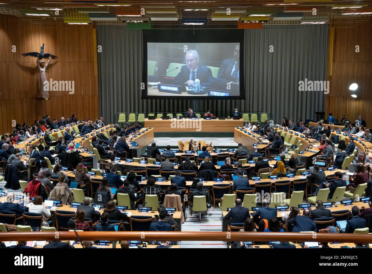 (230118) -- NAZIONI UNITE, 18 gennaio 2023 (Xinhua) -- il Presidente dell'Assemblea Generale delle Nazioni Unite (UNGA) Csaba Korosi (sul podio e sullo schermo) parla al briefing informale sulle priorità del presidente per la ripresa della sessione 77th presso la sede delle Nazioni Unite a New York, 17 gennaio 2023. Martedì Csaba Korosi ha esortato la comunità internazionale a fare della carta delle Nazioni Unite la nostra guida e a far progredire gli obiettivi di sviluppo sostenibile (SDG). (Loey Felipe/un Photo/Handout via Xinhua) Foto Stock (230118) -- NAZIONI UNITE, 18 gennaio 2023 (Xinhua) -- il Presidente dell'Assemblea Generale delle Nazioni Unite (UNGA) Csaba Korosi (sul podio e sullo schermo) parla al briefing informale sulle priorità del presidente per la ripresa della sessione 77th presso la sede delle Nazioni Unite a New York, 17 gennaio 2023. Martedì Csaba Korosi ha esortato la comunità internazionale a fare della carta delle Nazioni Unite la nostra guida e a far progredire gli obiettivi di sviluppo sostenibile (SDG). (Loey Felipe/un Photo/Handout via Xinhua) Foto Stock