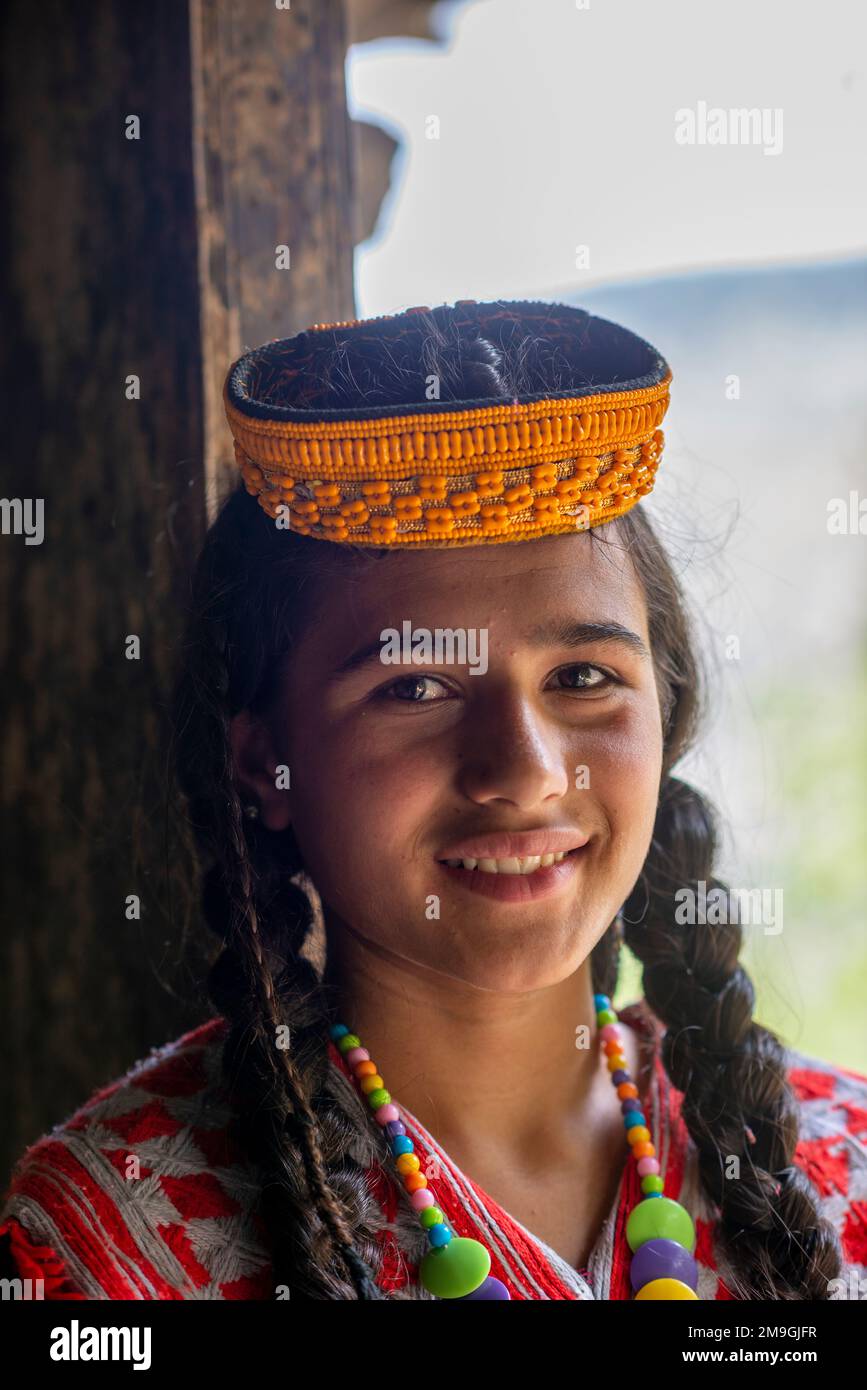 Ritratto di una ragazza Kalash con copricapo tradizionale colorato, Bumburet Valley, Pakistan Foto Stock