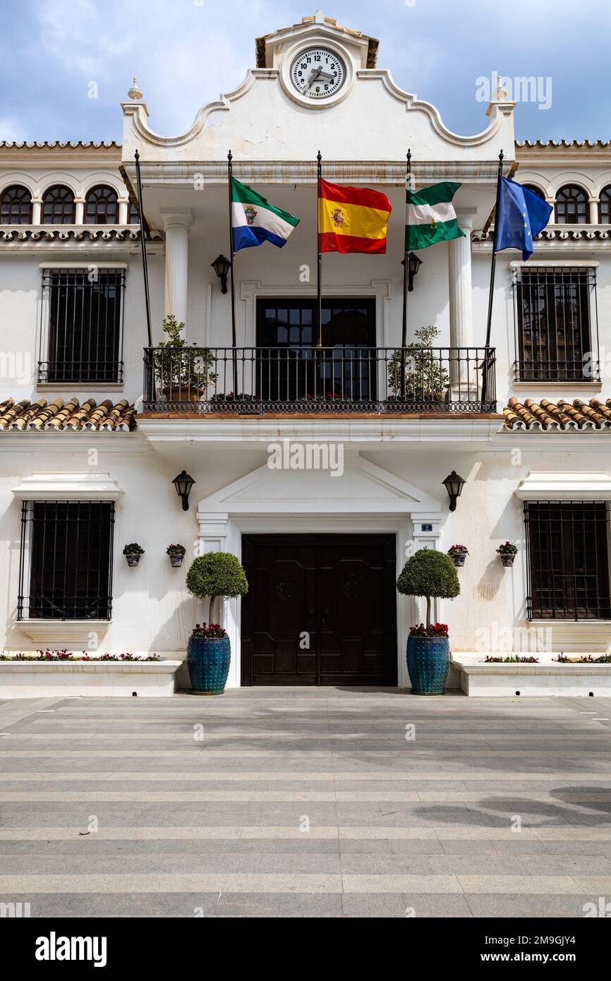Facciata del Municipio di Mijas (Ayuntamiento de Mijas), tipico villaggio collinare bianco (Pueblo Blanco). Costa del Sol, Andalusia, Spagna. Foto Stock