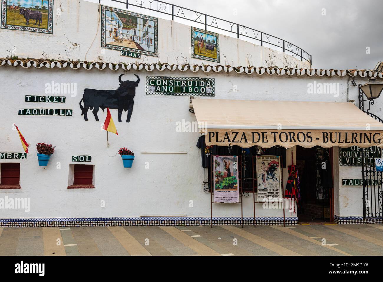 Facciata dell'arena (Plaza de Toros) a Mijas Pueblo, tipico villaggio collinare bianco (Pueblo Blanco). Costa del Sol, Andalusia, Spagna. Foto Stock