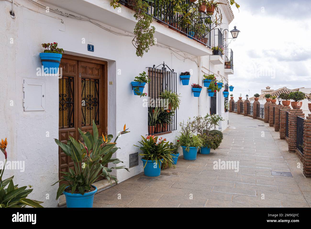 Vista su Calle Muros con case bianche e fiori a Mijas, tipico villaggio bianco (Pueblo Blanco). Costa del Sol, Andalusia, Spagna. Foto Stock