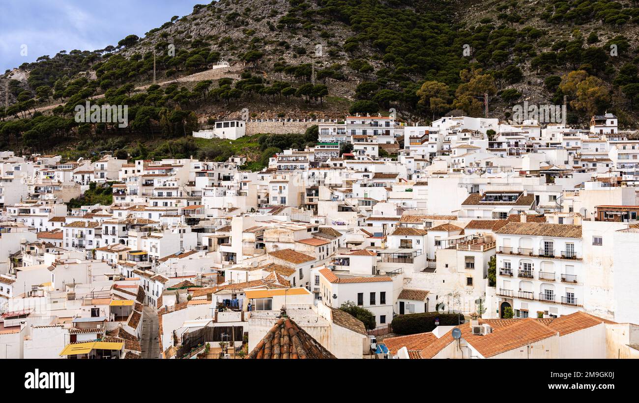 Vista aerea delle case bianche, si estende attraverso il pendio delle montagne. Mijas Pueblo, tipico villaggio collinare bianco (Pueblo Blanco). Costa d Foto Stock