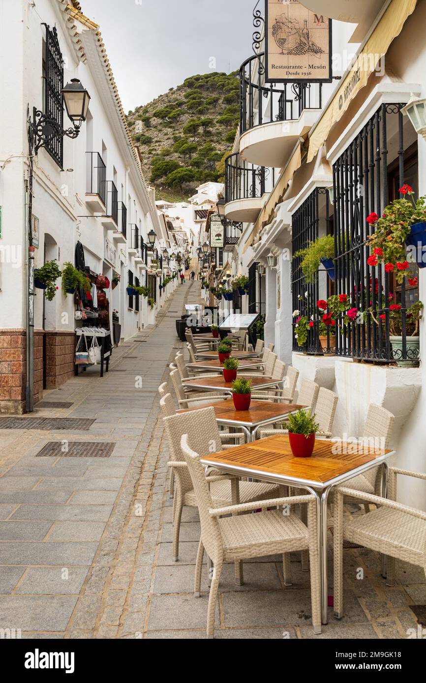 Vista della strada con case bianche, ristorante e fiori a Mijas Pueblo, tipico villaggio bianco. Costa del Sol, Andalusia, Spagna Foto Stock