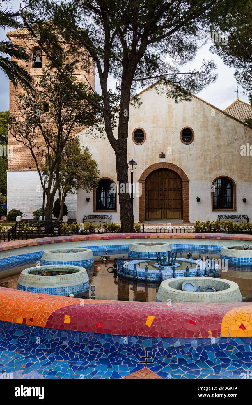 Vista sulla fontana di Hermosas, Plaza del Auditorio e sulla Chiesa dell'Immacolata Concezione. Mijas Pueblo, Costa del Sol, Andalusia, Spagna. Foto Stock