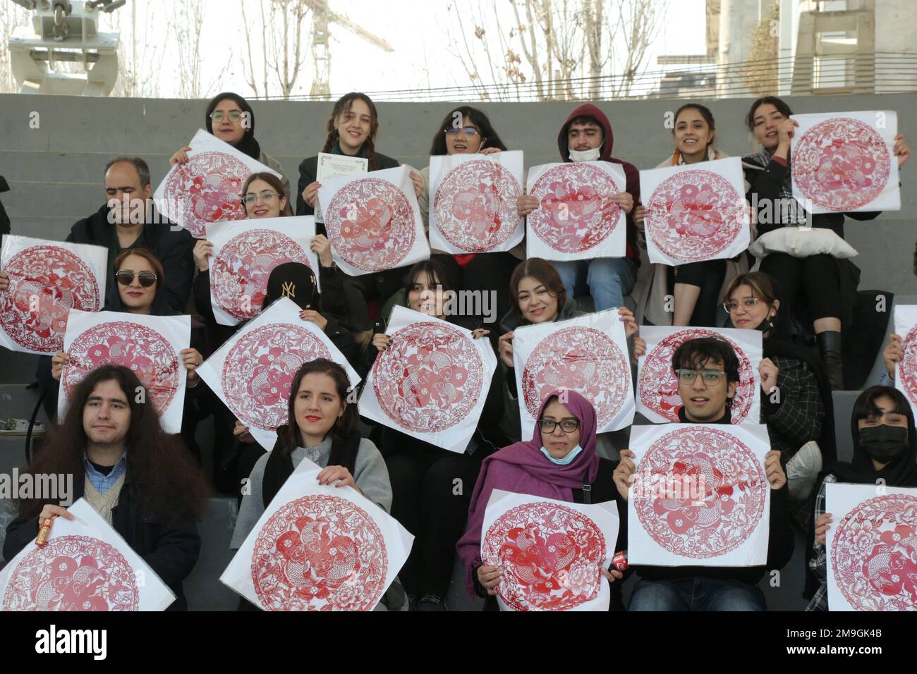 Teheran, Iran. 18th Jan, 2023. Gli studenti iraniani mostrano le decorazioni cinesi del Capodanno lunare in un parco a Teheran, in Iran, il 18 gennaio 2023. L'Istituto Confucio dell'Università di Teheran ha tenuto l'evento mercoledì per aiutare gli studenti a conoscere la cultura cinese e le tradizioni del festival per dare il benvenuto al prossimo Festival Cinese di Primavera. Credit: Gao Wencheng/Xinhua/Alamy Live News Foto Stock