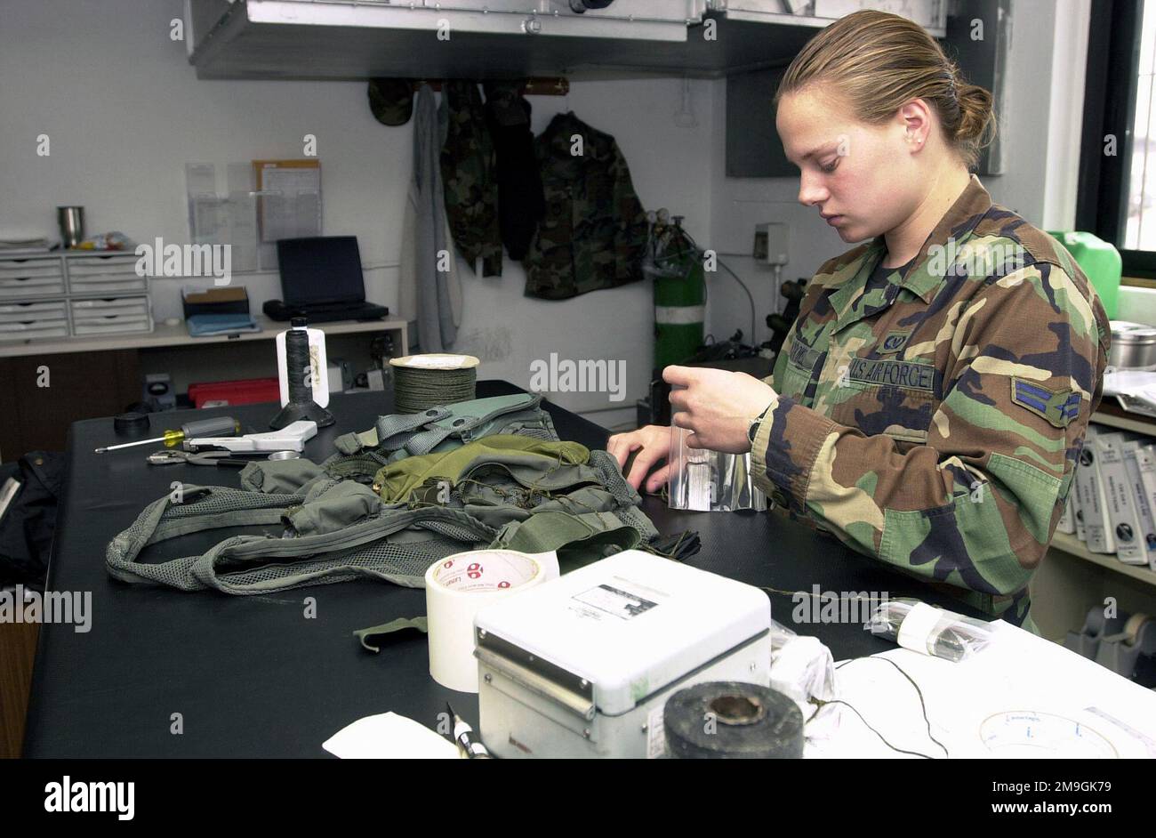 AIRMAN First Class Sara McDowell, USAF, a Life Support Aircrew Technician, 510th Fighter Squadron, Aviano Air base, Italia, esegue un controllo di conformità del tempo di un giubbotto di sopravvivenza assicurandosi che l'attrezzatura sia sempre pronta per la missione. Il giubbotto contiene attrezzature progettate per aiutare un pilota ad eludere e sopravvivere fino al salvataggio. Base: Aviano Air base Stato: Pordenone Paese: Italia (ITA) scena comando maggiore mostrato: USAFE Foto Stock