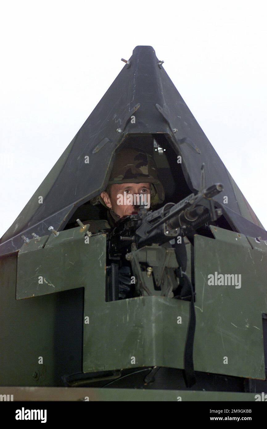 Dall'interno di una custodia protettiva, AIRMAN Thomas Cruws SENIOR, USAF, 52nd forze di sicurezza, 52nd Gruppo di supporto, 52nd ala combattente, La base aerea di Spangdahlem, Germania, mans una mitragliatrice Saco 7,64 mm M60 per uso generale mentre tiene d'occhio tutti i veicoli che entrano nel cancello principale 18 settembre 01. La base sta ora operando con maggiore allarme in risposta agli attacchi terroristici contro le Twin Towers dei World Trade Center di New York e del Pentagono, quando i dirottatori volarono deliberatamente aerei di linea civili negli edifici, la mattina del 11 settembre 2001. Base: Spangdahlem Air base Stato: Rheinland- Foto Stock