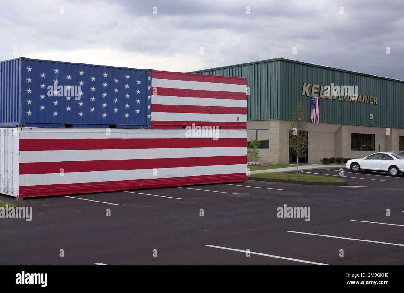 I musulmani fondamentali hanno attaccato l’America il 11 settembre 2001, in una serie di attacchi suicidi brutali a New York, nel Pentagono e in Pennsylvania. Gli attacchi consistevano nel dirottare quattro aerei civili passeggeri, poi nel dirottarne due nel World Trade Center, uno nel Pentagono. Il quarto non ha raggiunto l'obiettivo previsto a causa degli sforzi eroici dei passeggeri. L'aereo si è schiantato in un campo. Il tentativo di spaventare il popolo americano invece ha portato fuori il loro patriottismo, Spirito americano e risolutezza. In risposta all'attacco terroristico contro gli Stati Uniti, il Kelly Container C. Foto Stock