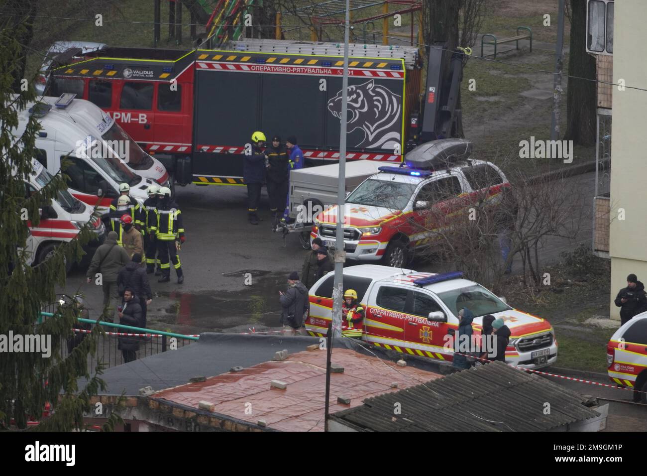 Kiev, Ucraina. 18th Jan, 2023. I membri del personale del Servizio di emergenza statale dell'Ucraina lavorano nel sito di un elicottero a Brovary, una città nella periferia di Kiev, Ucraina, 18 gennaio 2023. Un elicottero si è schiantato vicino a Kiev il mercoledì mattina, uccidendo almeno 16 persone, tra cui il ministro degli interni dell'Ucraina Denys Monastyrsky. In precedenza, i funzionari hanno dato un bilancio iniziale di 18 vittime. Credit: Roman Petushkov/Xinhua/Alamy Live News Foto Stock