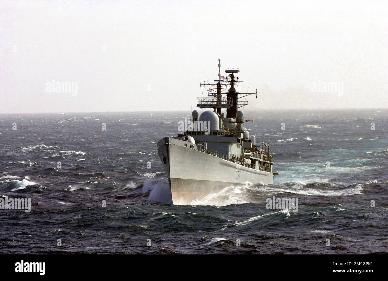 La vista del porto di prua della Royal Navy Type 42 Class (DDG) Destroyer Her Majestys Ship (HMS) EDINBURGH (D 97) in corso. Paese: Sconosciuto Foto Stock