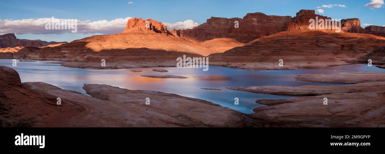 Paesaggio con il lago Powell e formazioni rocciose nel deserto, Mountain Sheep Canyon, Glen Canyon Recreation Area, Utah, USA Foto Stock