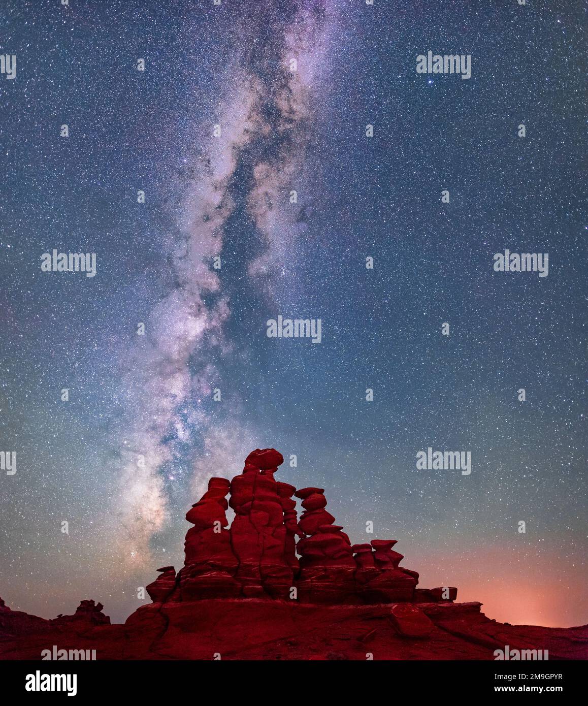 Hoodoos di arenaria sotto la galassia della Via Lattea in cielo di notte, Ward Terrace, Navajo Reservation, Arizona, USA Foto Stock