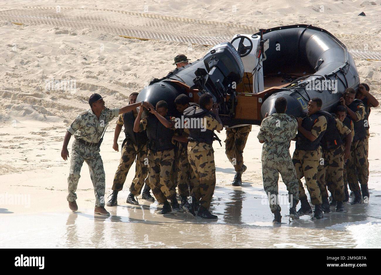 011013-F-0193C-012. [Complete] Scene Caption: Egyptian Marines trasportano le loro barche d'assalto anfibie RHIB (Rigid Hull Inflatable Boat) al mare dove lo porteranno su un Navy Landing Craft Utility (LCU). La LCU porterà i Marini Egiziani a circa tre miglia di mare, a quel punto i Marini inizieranno un attacco anfibio simulato. Marines e l'ostetrica di numerose nazioni sono partecipanti attivi sia nel mare che nelle spiagge dell'Egitto durante l'esercizio 01-02 DELLA STELLA LUMINOSA di quest'anno. BRIGHT STAR è un esercizio multinazionale che coinvolge più di 74.000 truppe di 44 paesi Foto Stock
