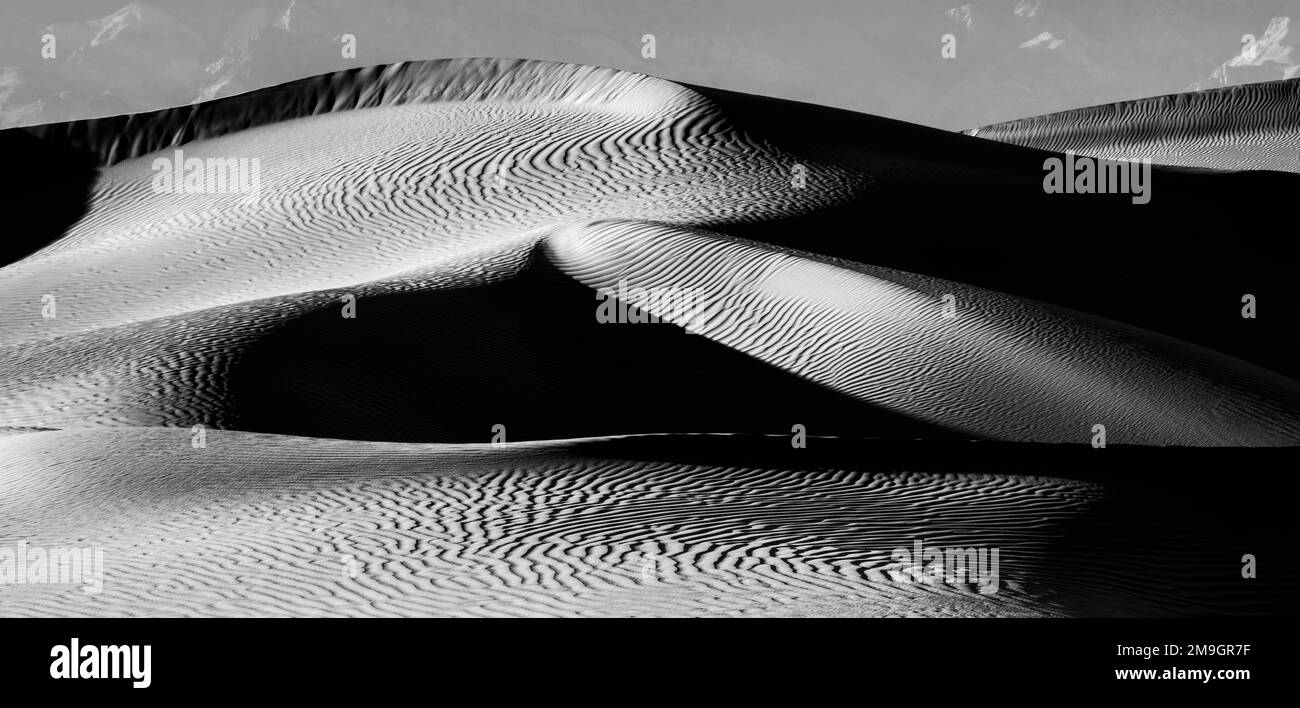 Paesaggio con Mesquite Flat Dunes in bianco e nero, Death Valley National Park, California, USA Foto Stock