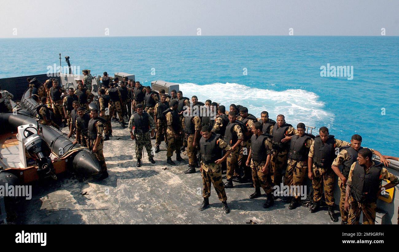 011013-F-0193C-014. [Complete] Scene Caption: Egyptian Marines aspetta la LCU della Marina (Landing Craft Utility) con le loro barche d'assalto anfibie RHIB (Rigid Hull Inflatable Boat). La LCU porterà i Marini egiziani a circa tre miglia fuori dal mare, a quel punto i Marini iniziano un attacco anfibio simulato sulla spiaggia come parte dell'esercizio LUMINOSO STELLA 01-02. BRIGHT STAR è un'operazione multinazionale che coinvolge oltre 74.000 truppe di 44 paesi, progettata per migliorare la stabilità regionale e la cooperazione militare-militare tra gli Stati Uniti, i nostri alleati chiave e i nostri partner regionali. Foto Stock