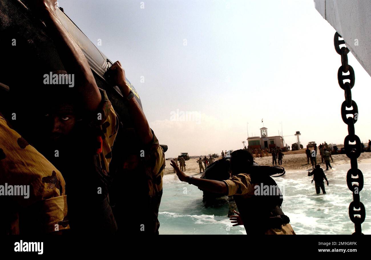 011013-F-0193C-002. [Complete] Scene Caption: Egyptian Marines portano le loro barche d'assalto anfibie RHIB (Rigid Hull inflatable Boat) sull'imbarcazione d'assalto del Mare Navale degli Stati Uniti. L'imbarcazione statunitense porterà i Marines a circa tre miglia di mare, a quel punto i Marines inizieranno un attacco anfibio simulato. Marines e Navy personell di diverse nazioni sono partecipanti attivi sia nel mare che nelle spiagge dell'Egitto durante l'esercizio Bright Star 01-02 di quest'anno. Bright Star è un esercizio multinazionale che coinvolge più di 74.000 truppe provenienti da 44 paesi, progettato per migliorare la stabilità regionale Foto Stock