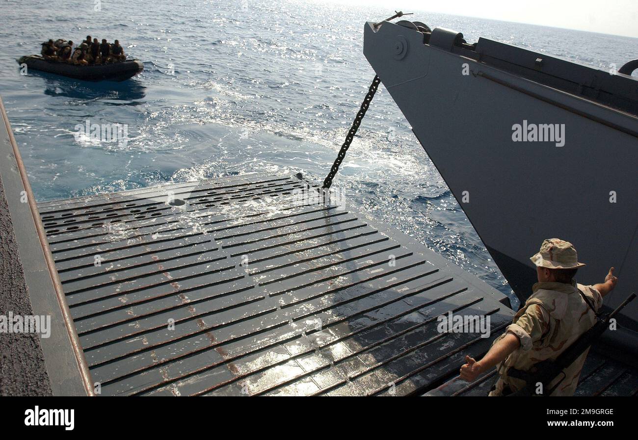 011013-F-0193C-015. [Complete] Scene Caption: IL MARINAIO Chris Martin, USN, dà il segnale delle parotite mentre i Marines egiziani liberano la rampa LCU (Landing Craft Utility) nelle loro barche d'assalto anfibie RHIB (Rigid Hull Inflatable Boat). I membri delle forze armate americane ed egiziane lavorano fianco a fianco per simulare un attacco anfibio marino sulla spiaggia come parte della STELLA LUMINOSA 01-02. BRIGHT STAR è un'operazione multinazionale che coinvolge oltre 74.000 truppe di 44 paesi, progettata per migliorare la stabilità regionale e la cooperazione militare-militare tra gli Stati Uniti, i nostri principali alleati e la nostra regione Foto Stock